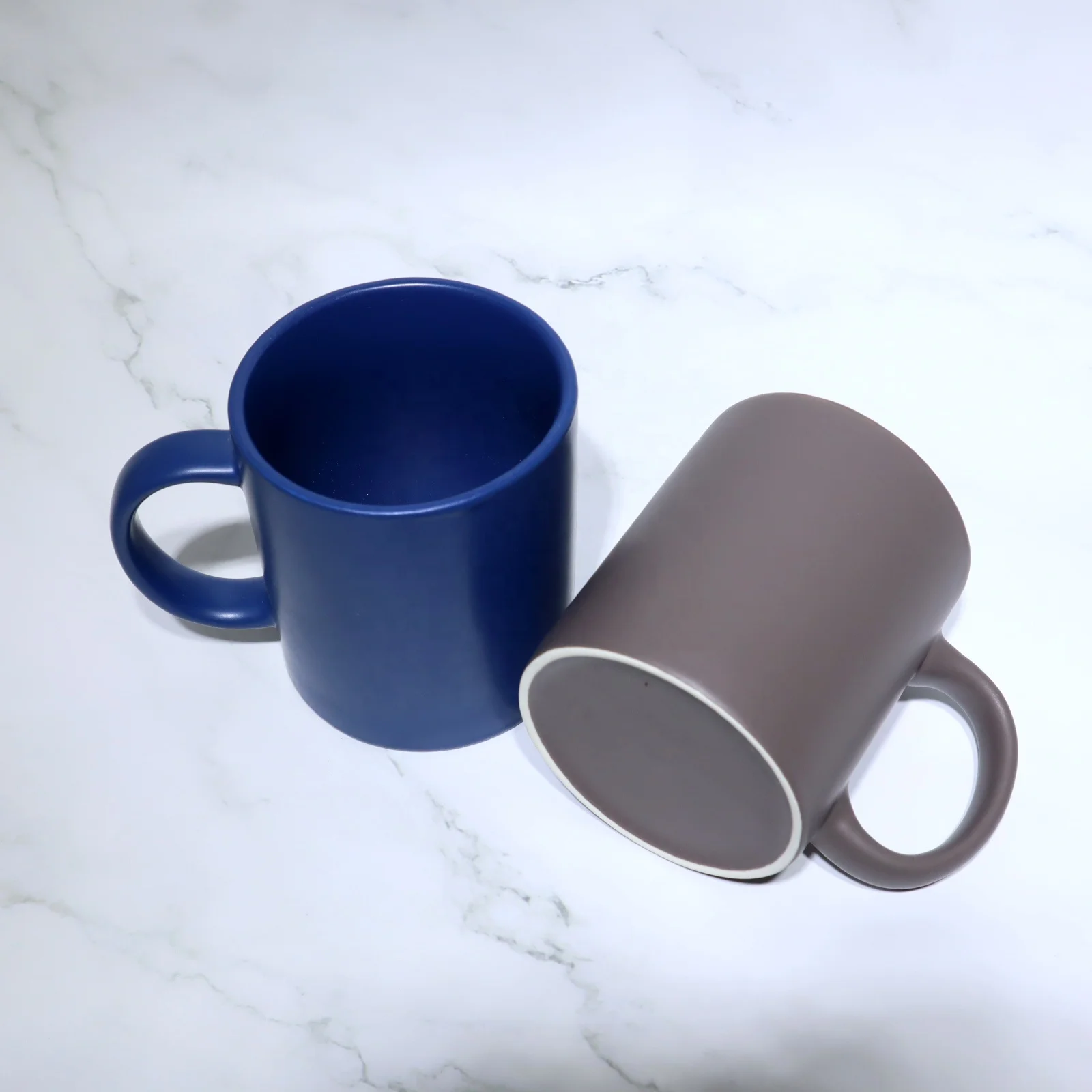 
Porcelain Coffee Mugs And Ceramic Tea Cups Wholesale Blue/Grey/Black Matte Glaze Ceramic Mug Cheap Ceramic Mug With Color Handle 