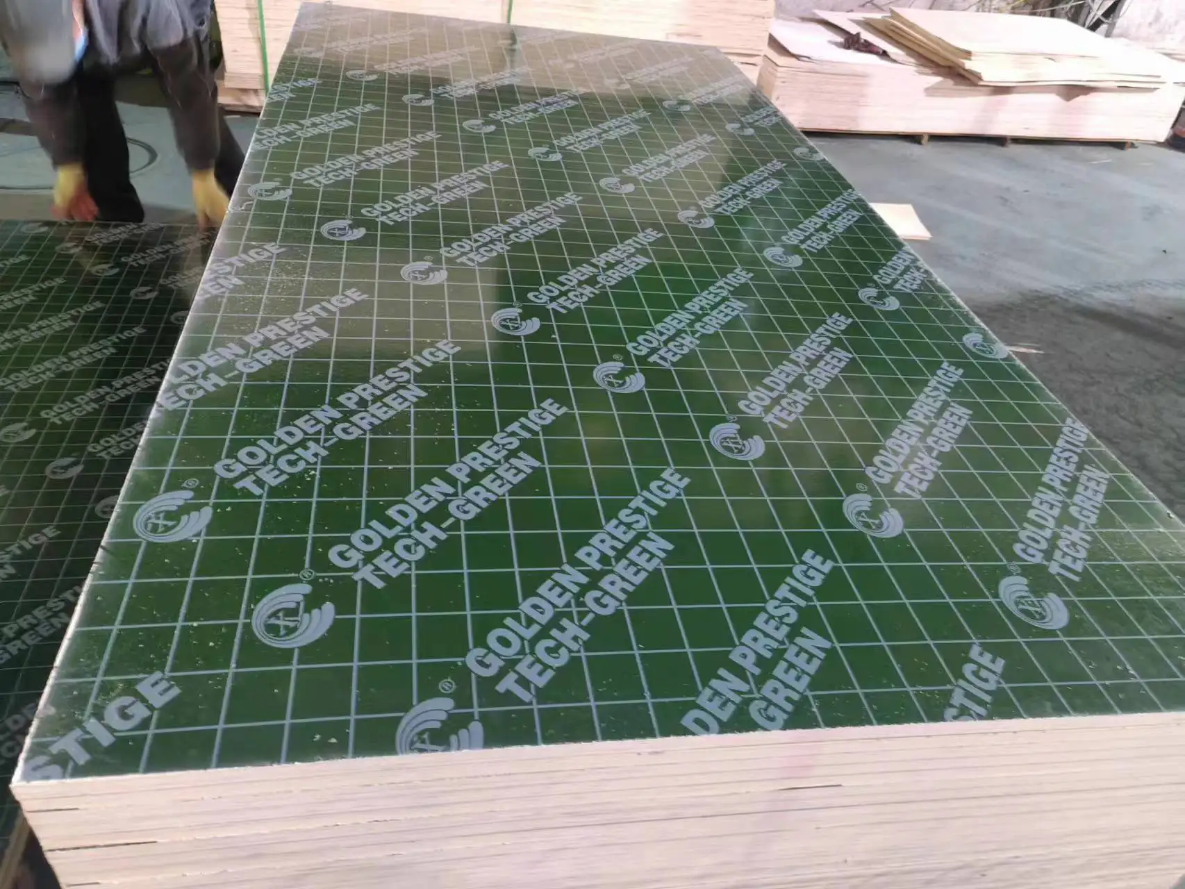 Factory direct sale 4x8 different types laminated of film faced plywood for building