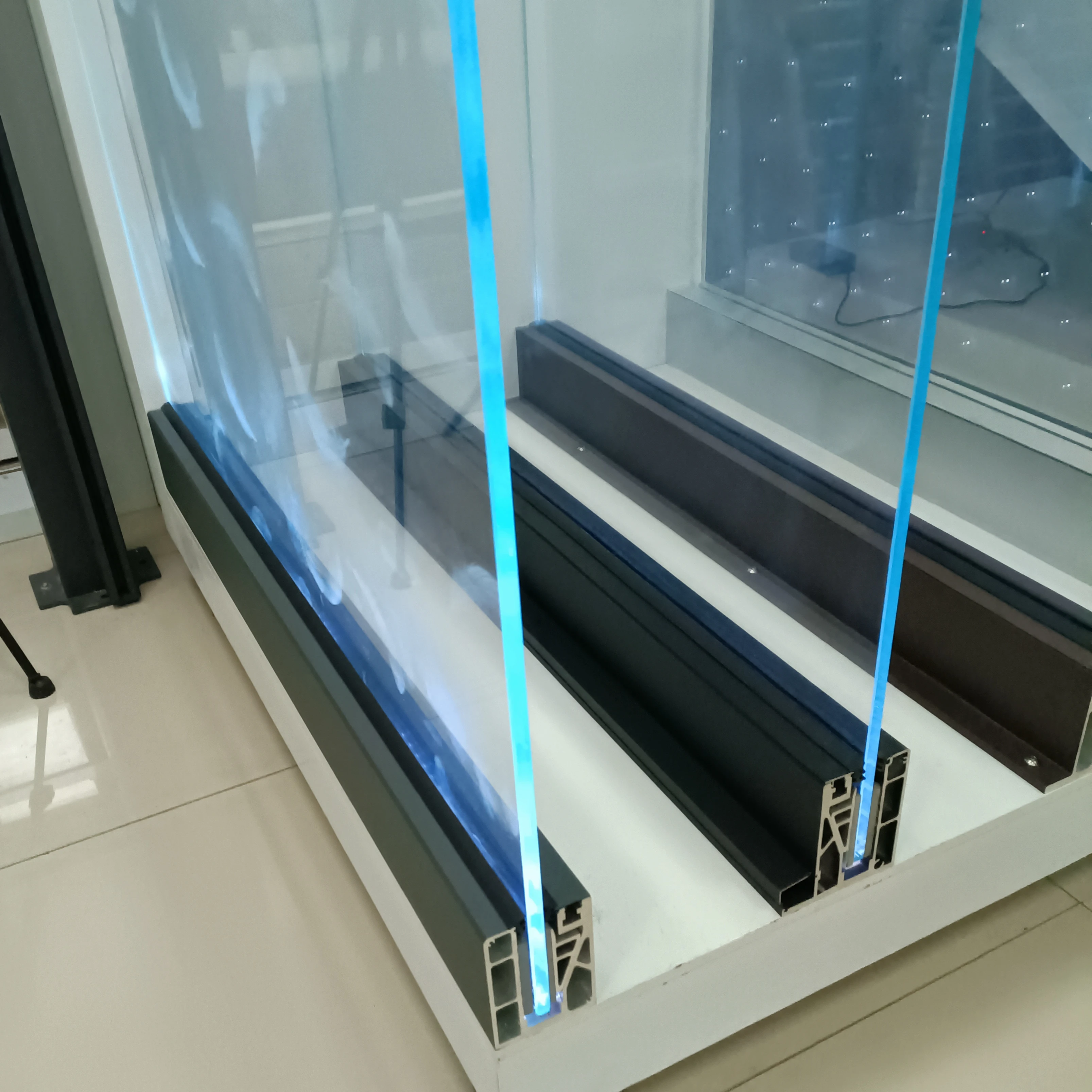 Стеклянный алюминиевый профиль