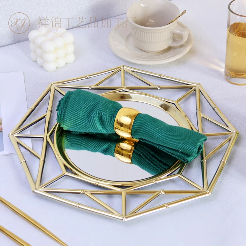 Wholesale Luxury Dinner Plate and Gold Glittering Engraved Fruit Charger Plate Modern Retro Design Home Gathering PP Material