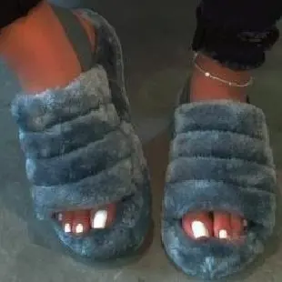ACORLIFE  Wholesale winter Super Explosive Style Hot sale fur women sandals Fashion Furry Home Flat Furry Slippers