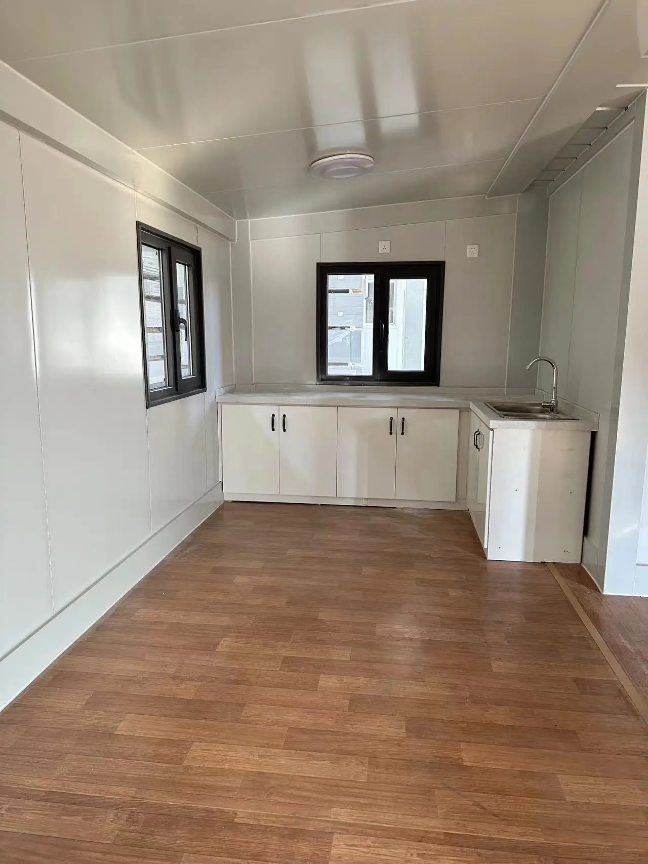 Hot Sell Russia High Quality Prefab Houses Easy Assemble Expandable Container House