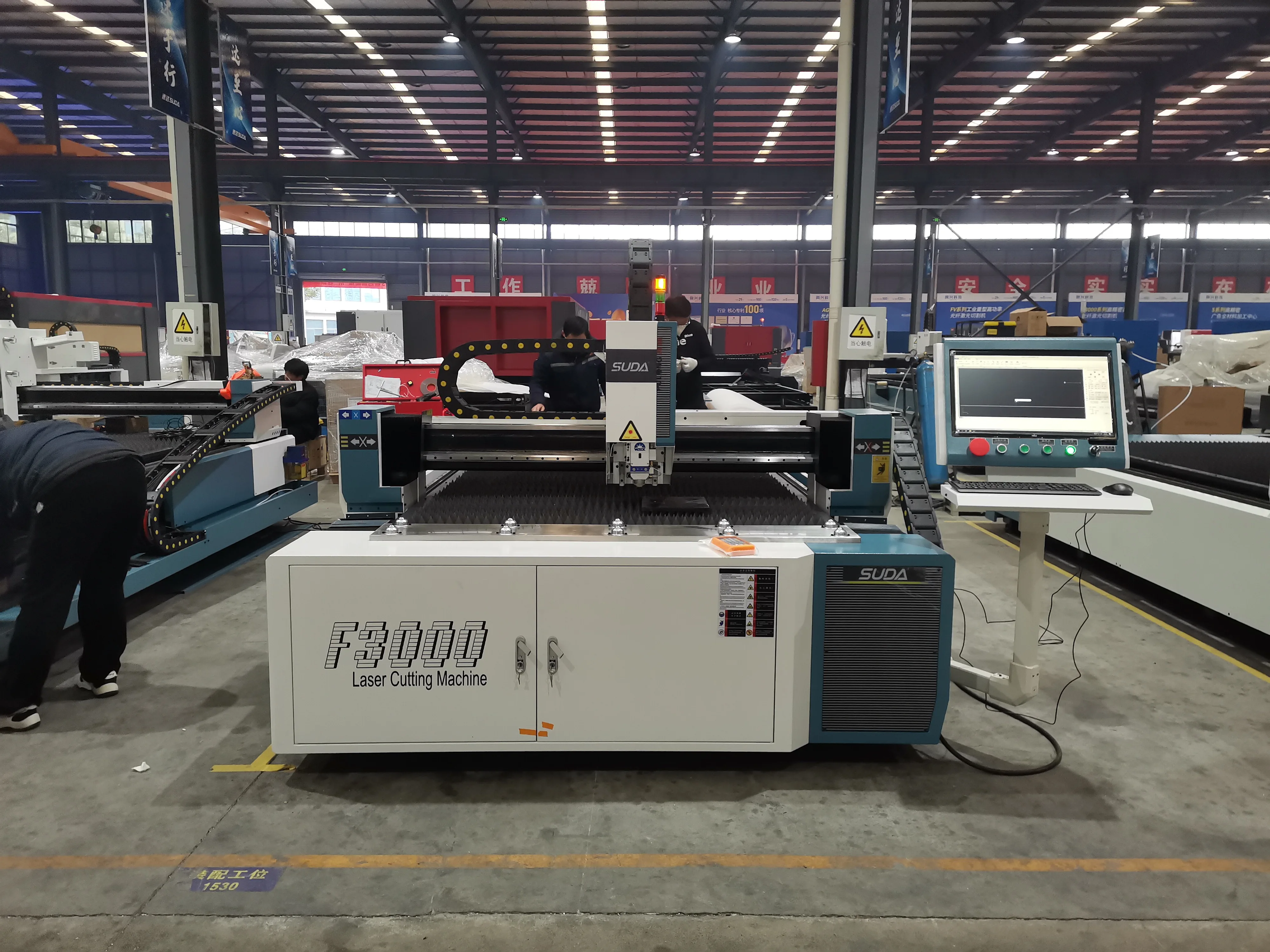 Волоконный лазер 1.5kw 3kw 6kw для резки листового металла с конкурентоспособной ценой