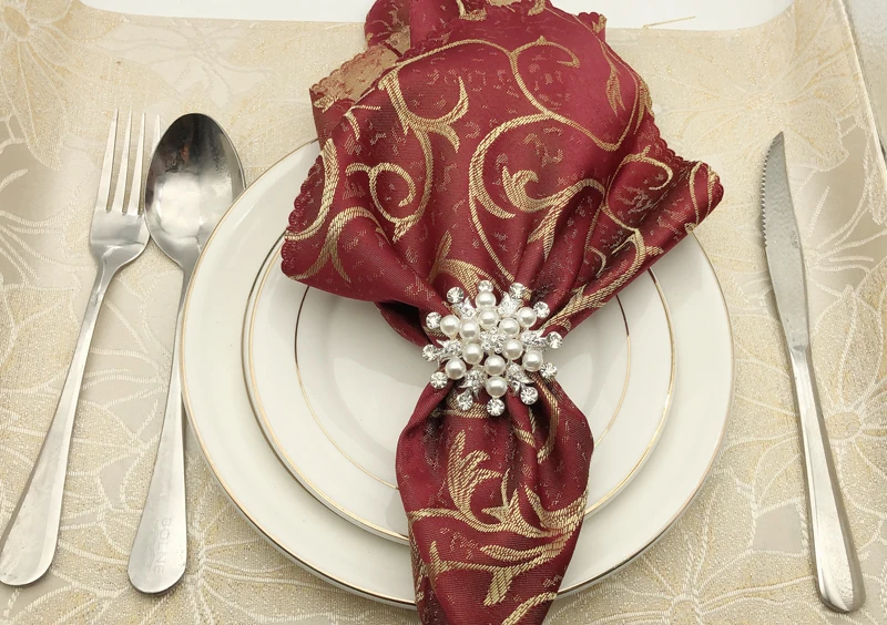 Лидер продаж, кольца для салфеток с жемчугом и цветком, серебряный металлический держатель для салфеток, кольца для салфеток со стразами для украшения свадебного стола HWP10