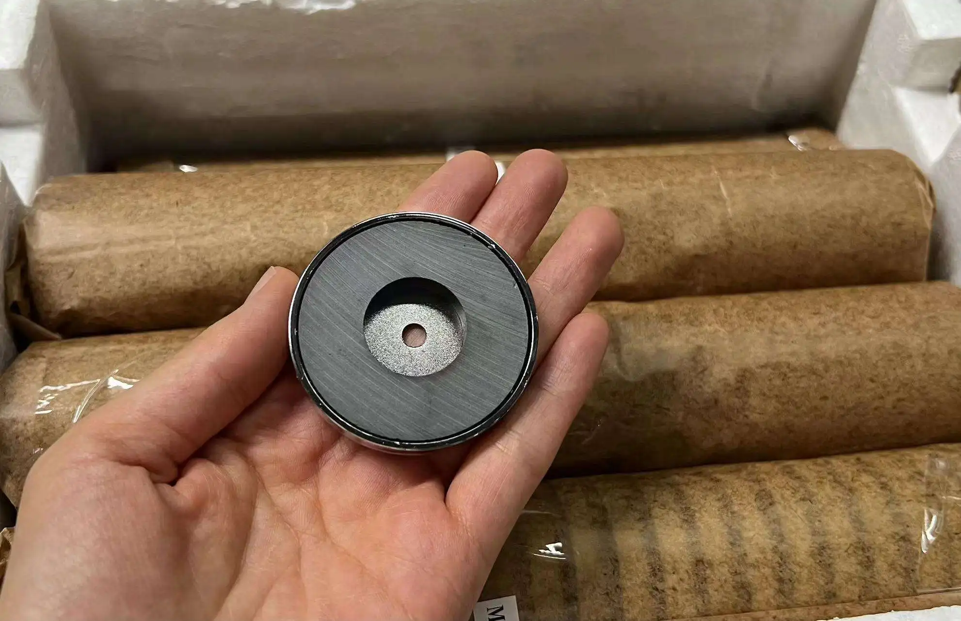 Factory Wholesale Through Hole Neodymium Magnet Flat Shallow NdFeb or Round Base Ferrite Pot Magnet with Mounting Hole