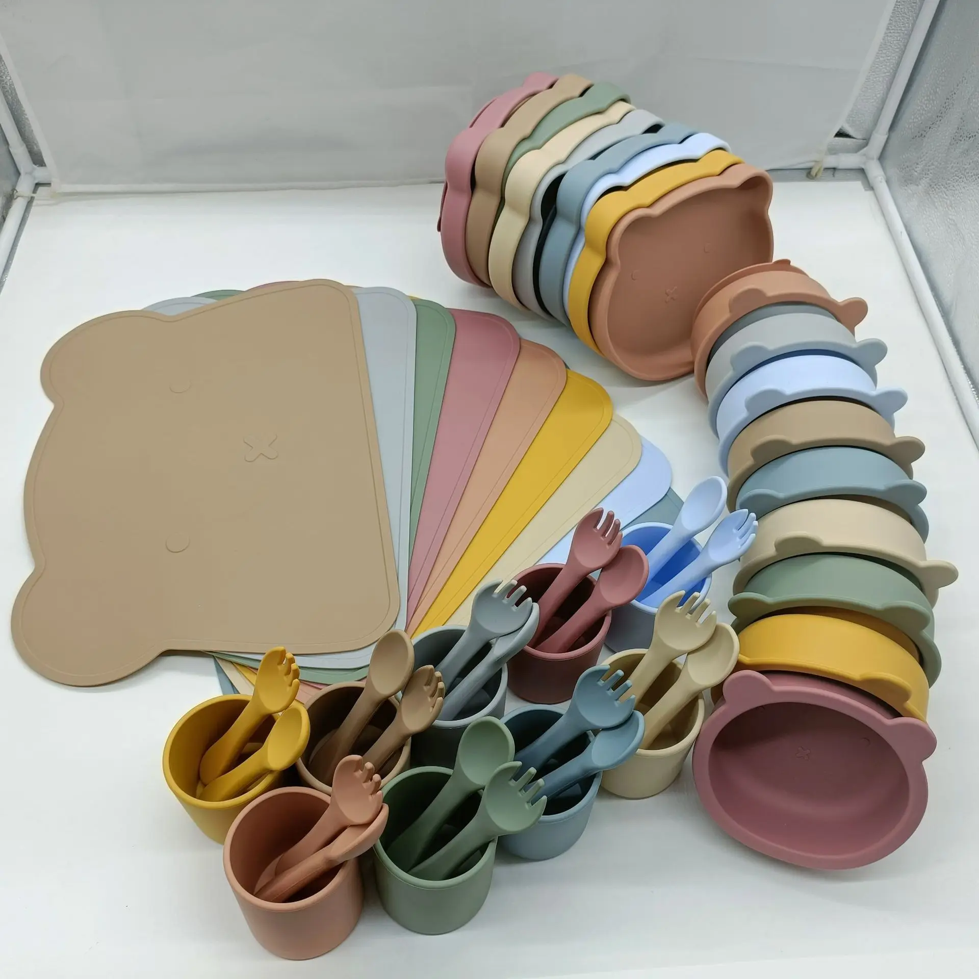 New Arrival Eco-friendly Non-toxic Strong Suction Bowl Spoon Set Feeding Bib Baby Silicone Bowl And Plate