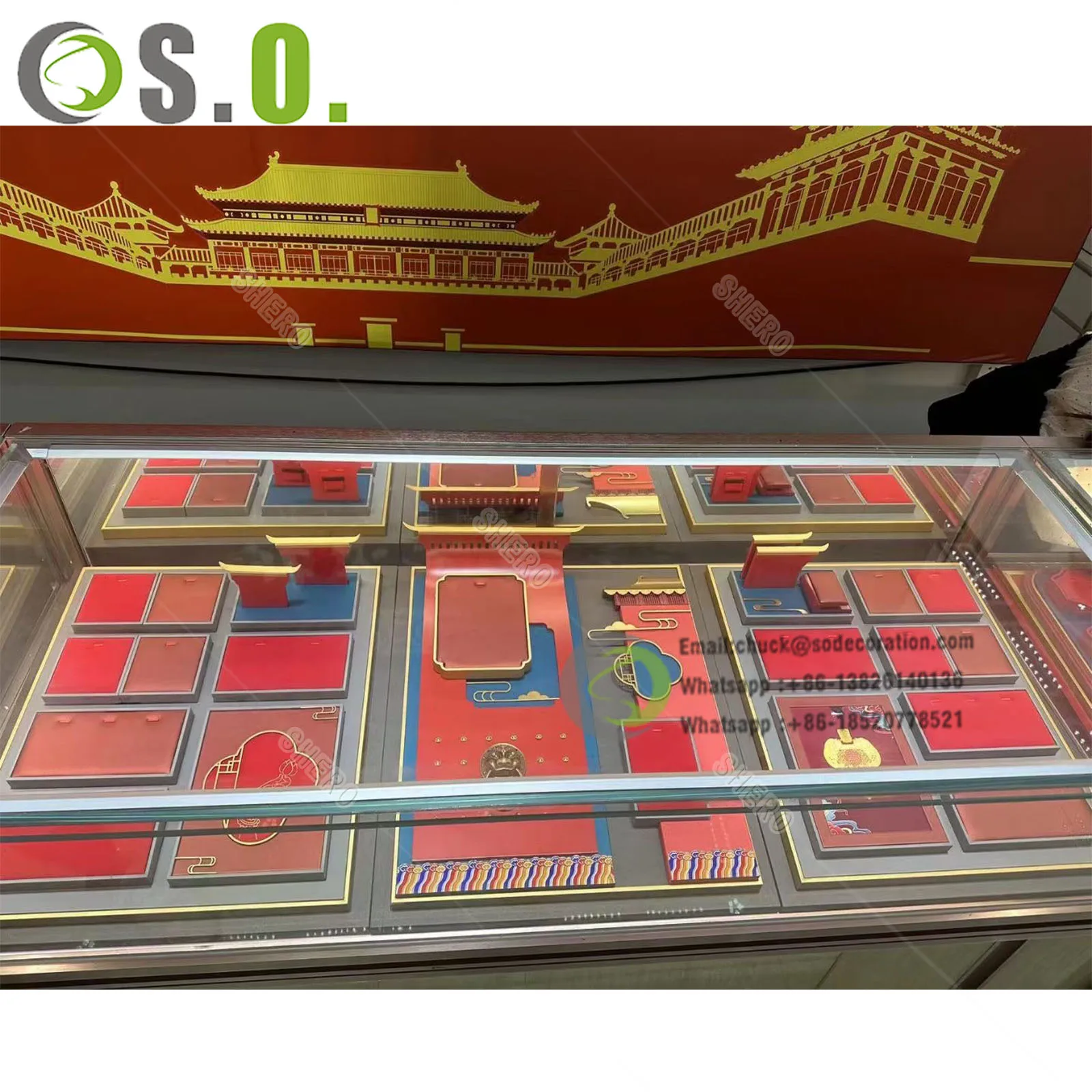 Luxury Gold Metal Jewelry Display Showcase Stable MDF Cabinets LED Shopping Centers Brand Stores Tempered Glass for Mall