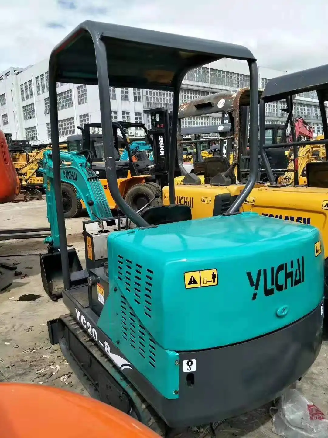 Chinese YUCHAI China mini digger excavators in low price contact BOBBY on WECHAT/WHATSAPP: +86 15618828665