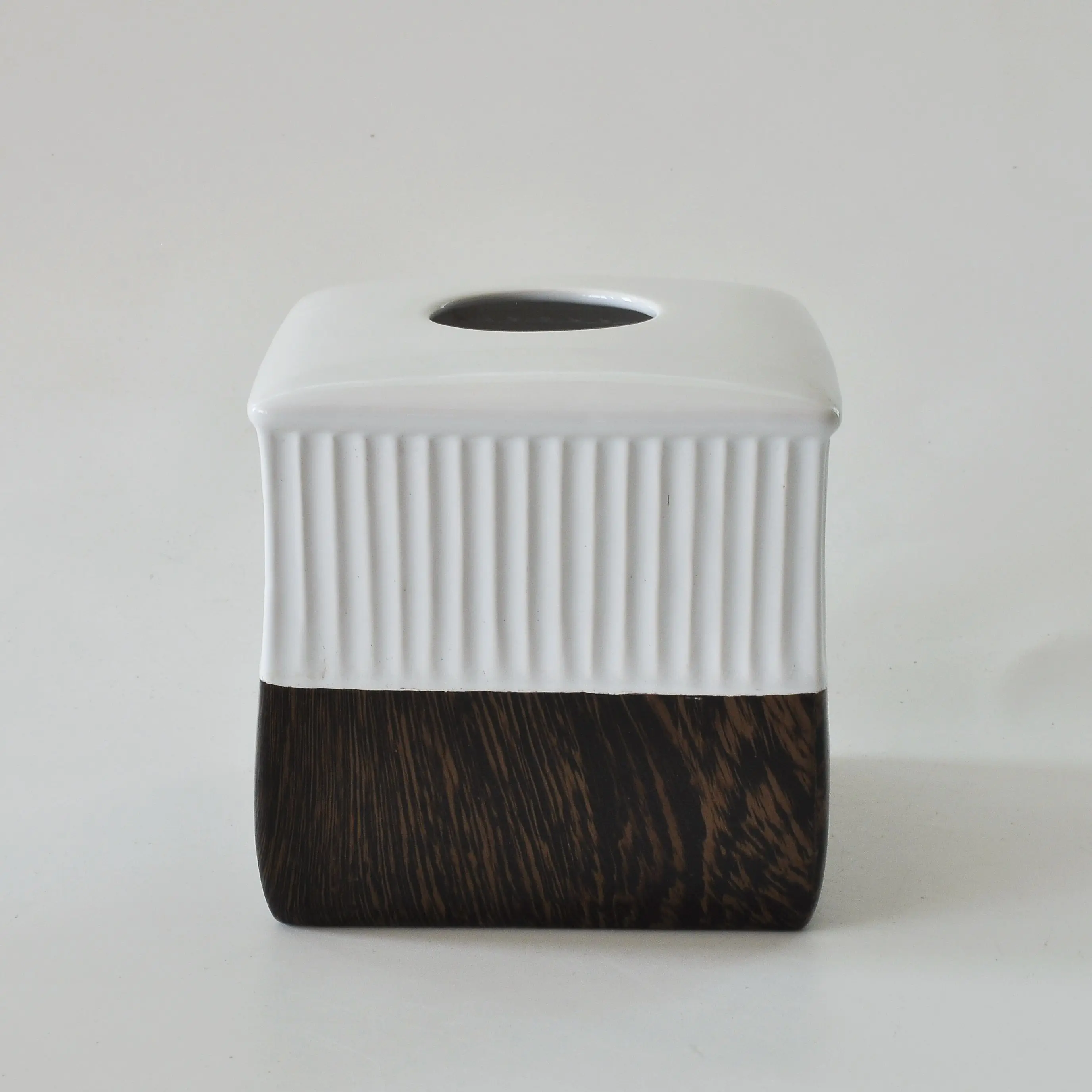 New Design Hotel Home Usage White and Wood Grain Ceramic Bathroom Accessories Sets