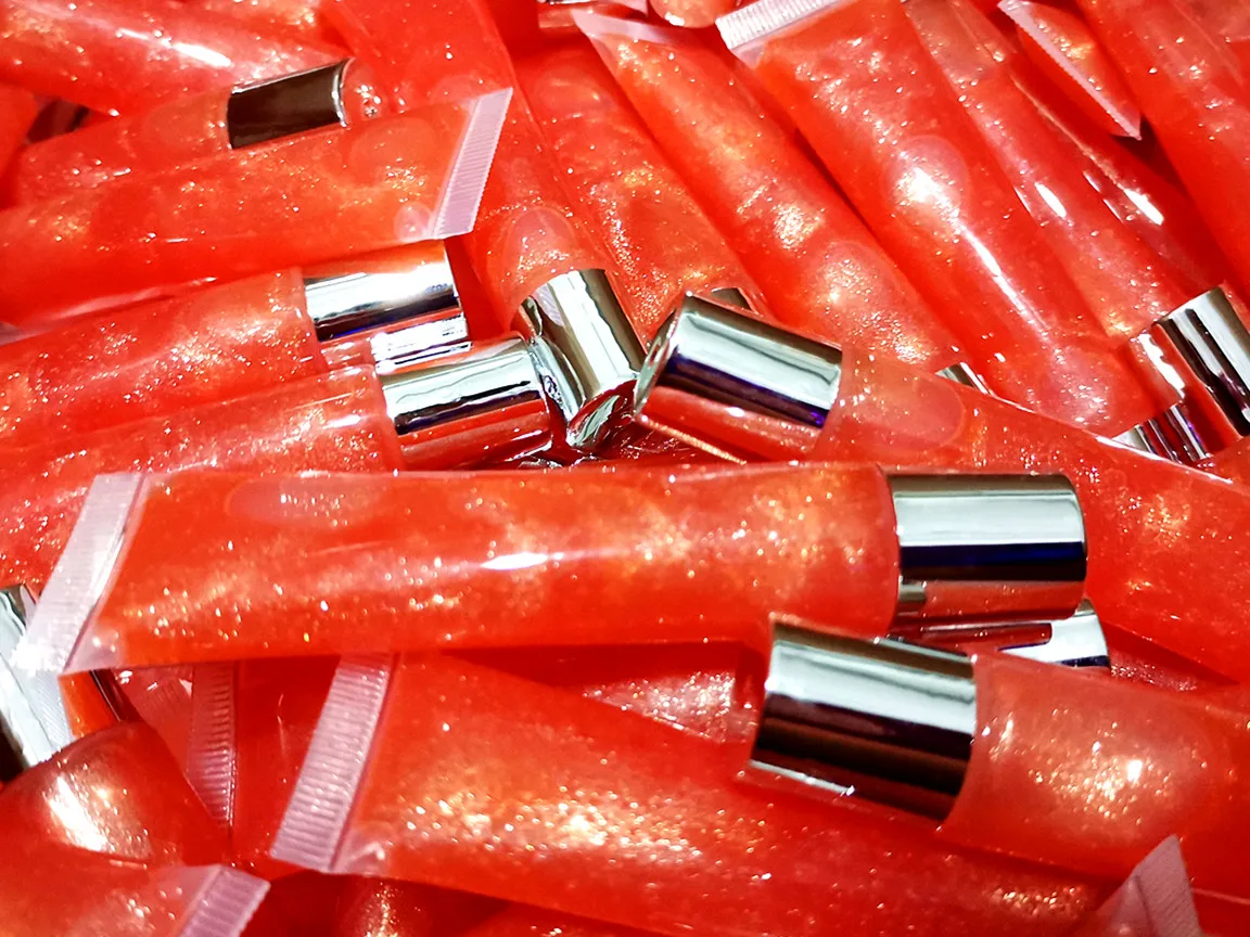 
Squeeze tube Plimping lipgloss custom low MOQ mint candy strawberry flavor lip gloss private label 