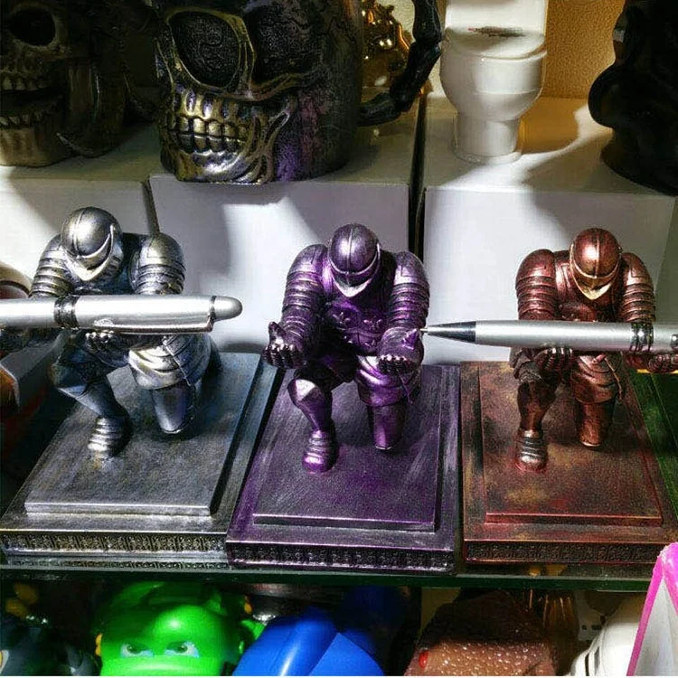 Soldier Wields Kneeling Knight Pen Holder Armor Hero Kneeling Pencil Holder Bronze Statue Pen Barrel Stationery Supplies