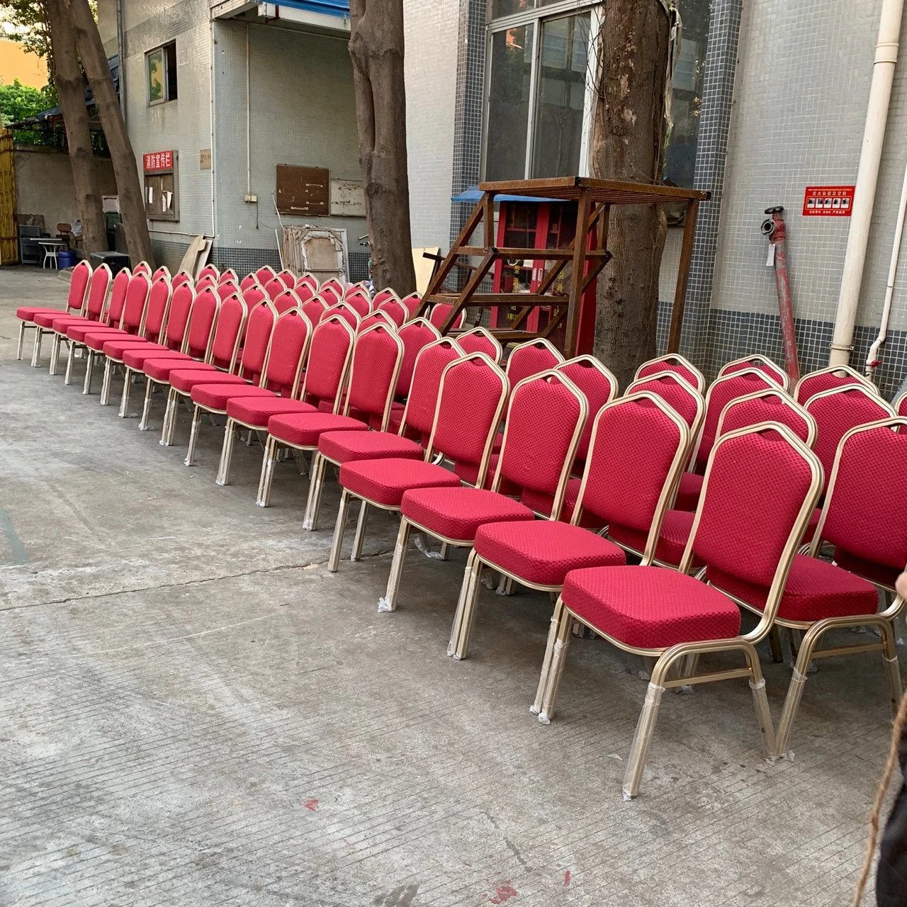 Wholesale Party Chaises de banquet Stackable Wedding Banquet Chair Gold Furniture Hall Hotel Chair for Events Banquet
