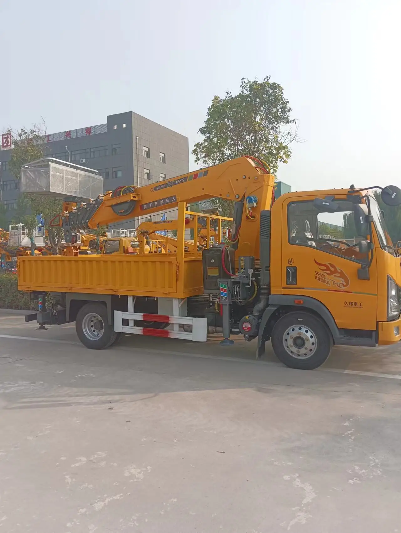 Aerial working platform with hook on chassis of Heavy Duty Truck Hawman