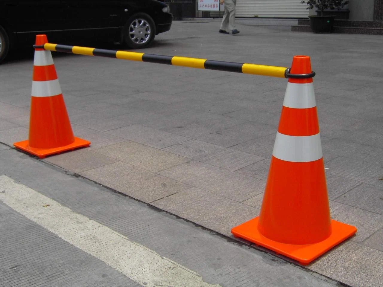 Factory Direct Sales Reflective Plastic Retractable Bar Warning Cone Bar For Road Construction