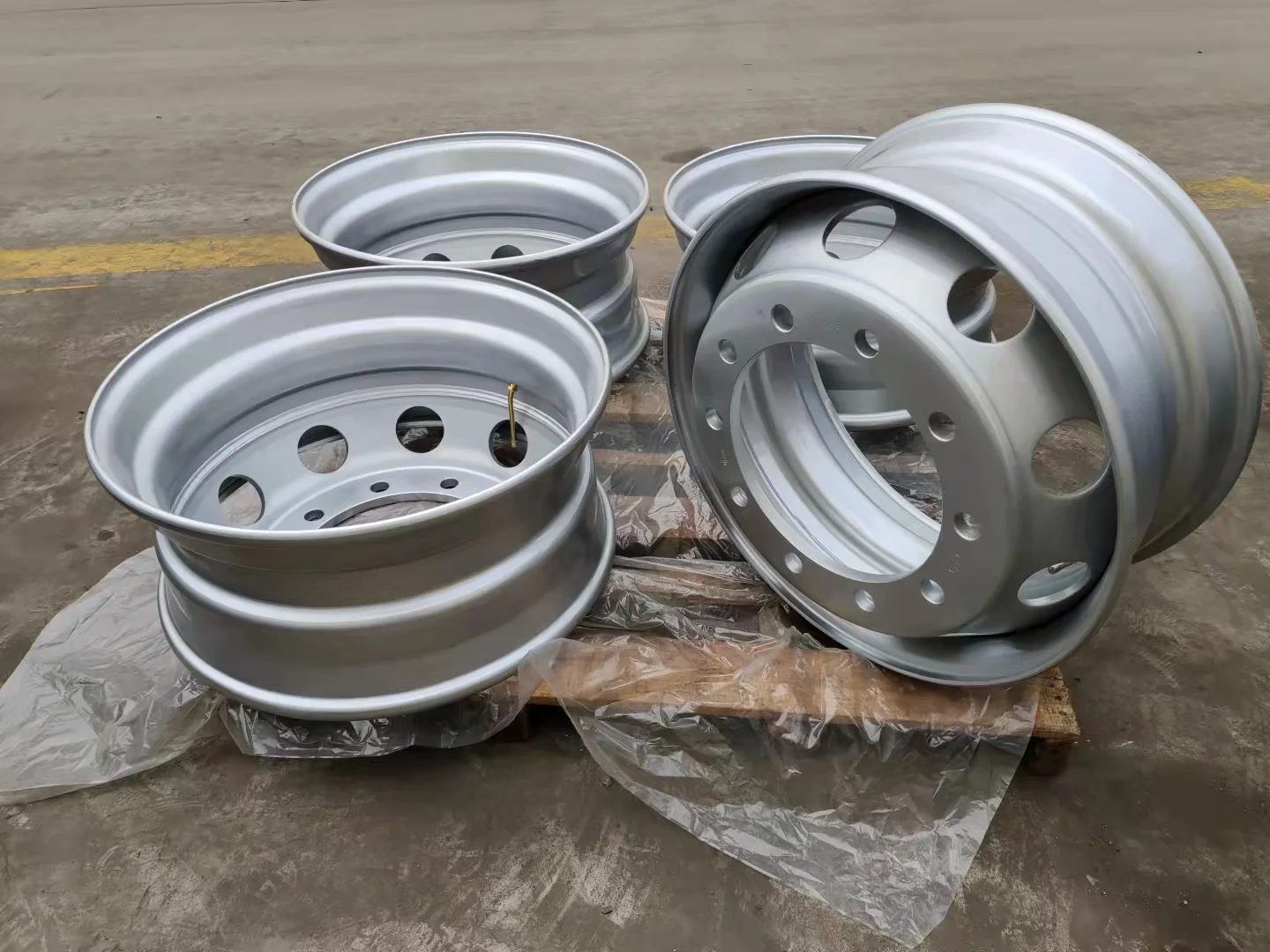 Полный размер стальной для грузового прицепа грузовика бескамерные колеса диаметром 17,5/19,5/22,5/24,5 ширина 6,0/6,75/7,5/8,25/9,0/11,75 для бескамерных шин