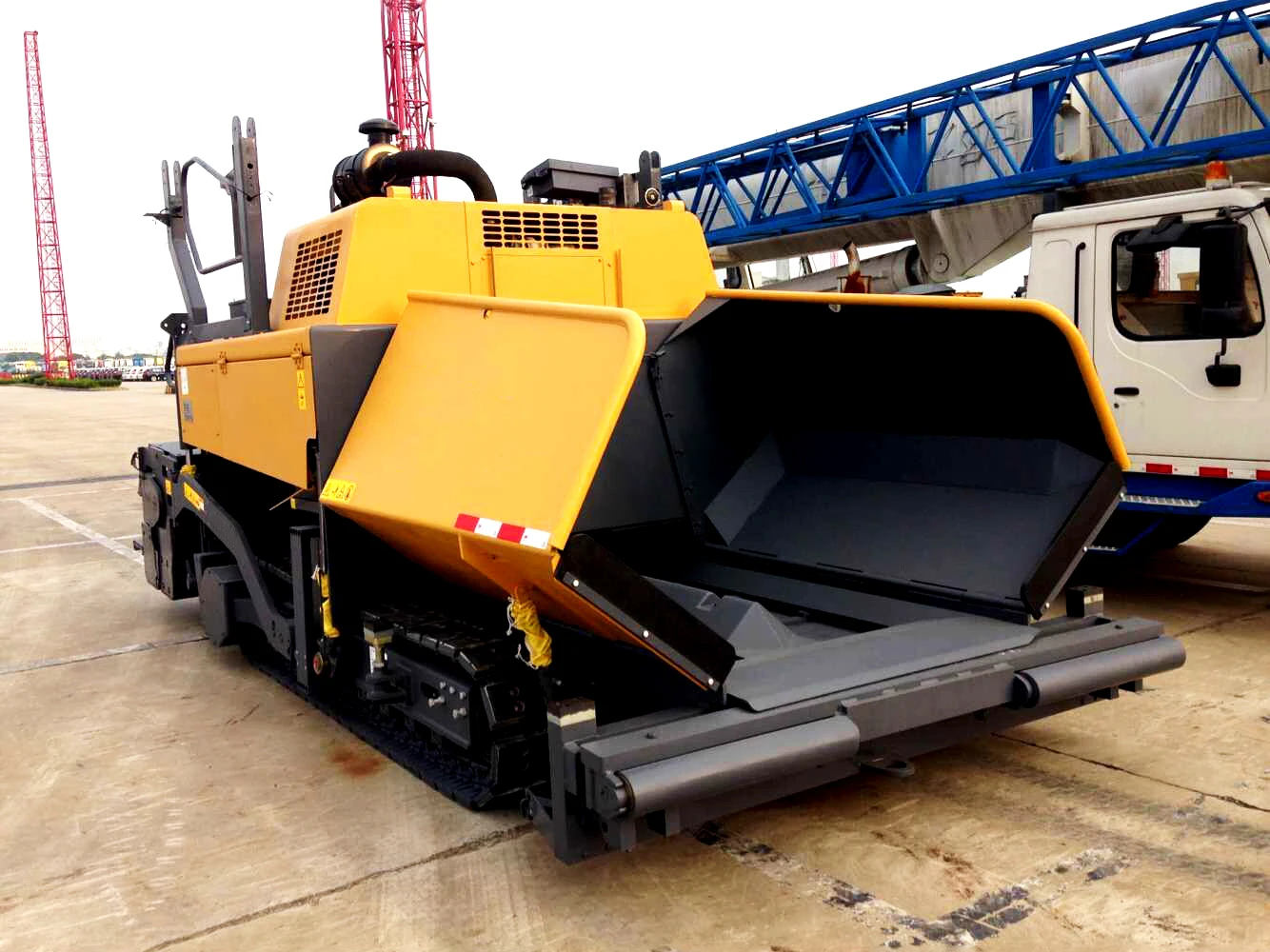 Most favorable RP603 Asphalt Concrete Paver machinery 1.8-4.5m for road  Asphalt Finisher  in Stock