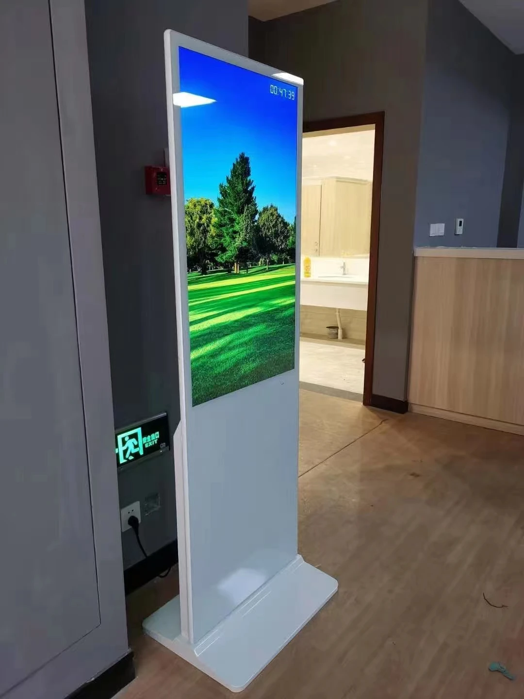Крытый полноцветный светодиодный дисплей рекламный экран digital signage сенсорный напольная подставка