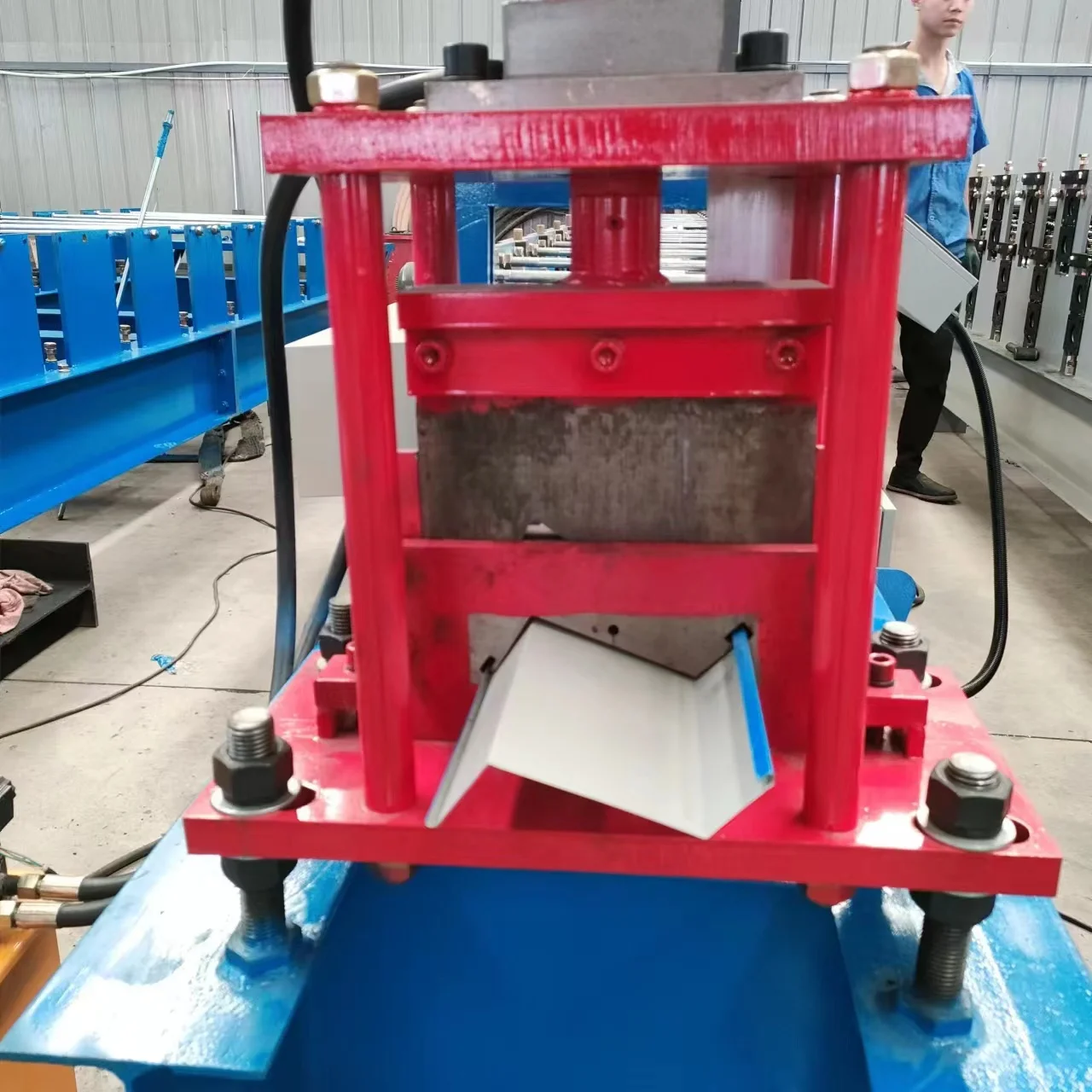 High speed barge flashing for panels roll forming machine