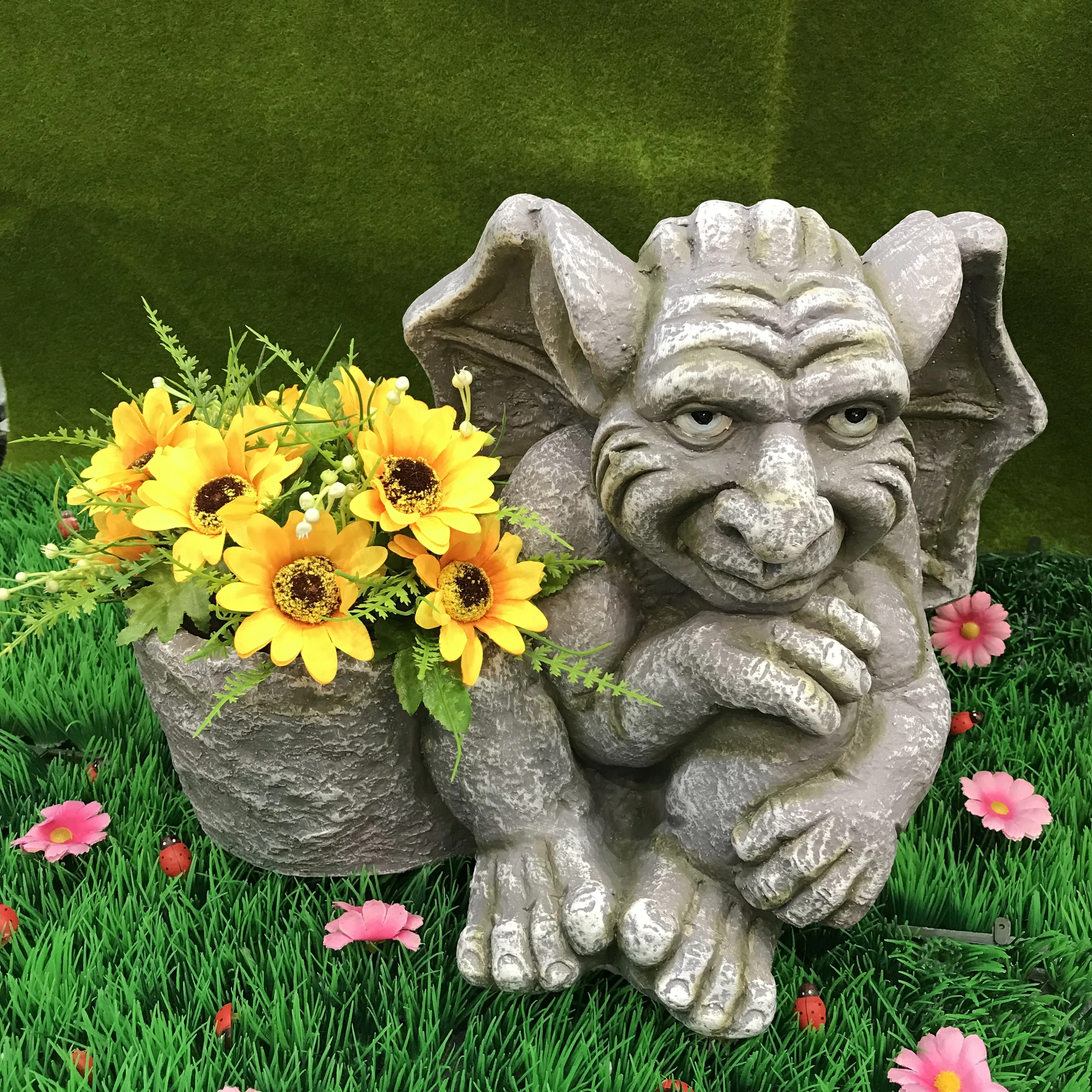 Custom outdoor yard decoration resin funny gargoyle garden statue for sale