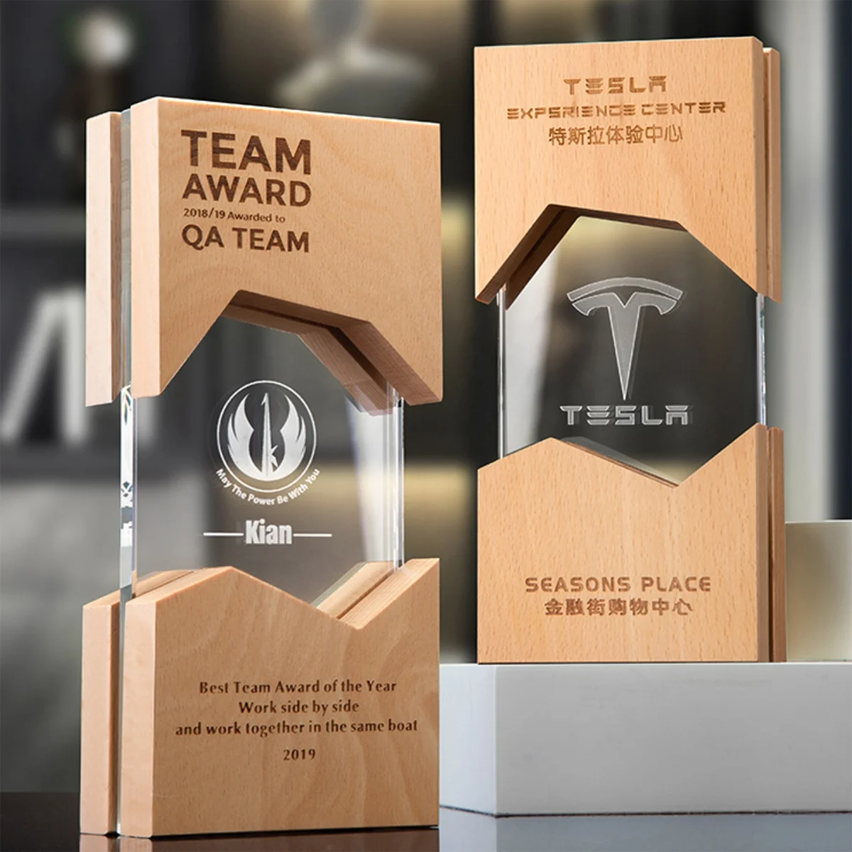 Wholesale Custom Art-Themed Corporate Awards Engraved Wooden Trophy Crystal Cube Plaque Glass Custom Design Corporate Gifts
