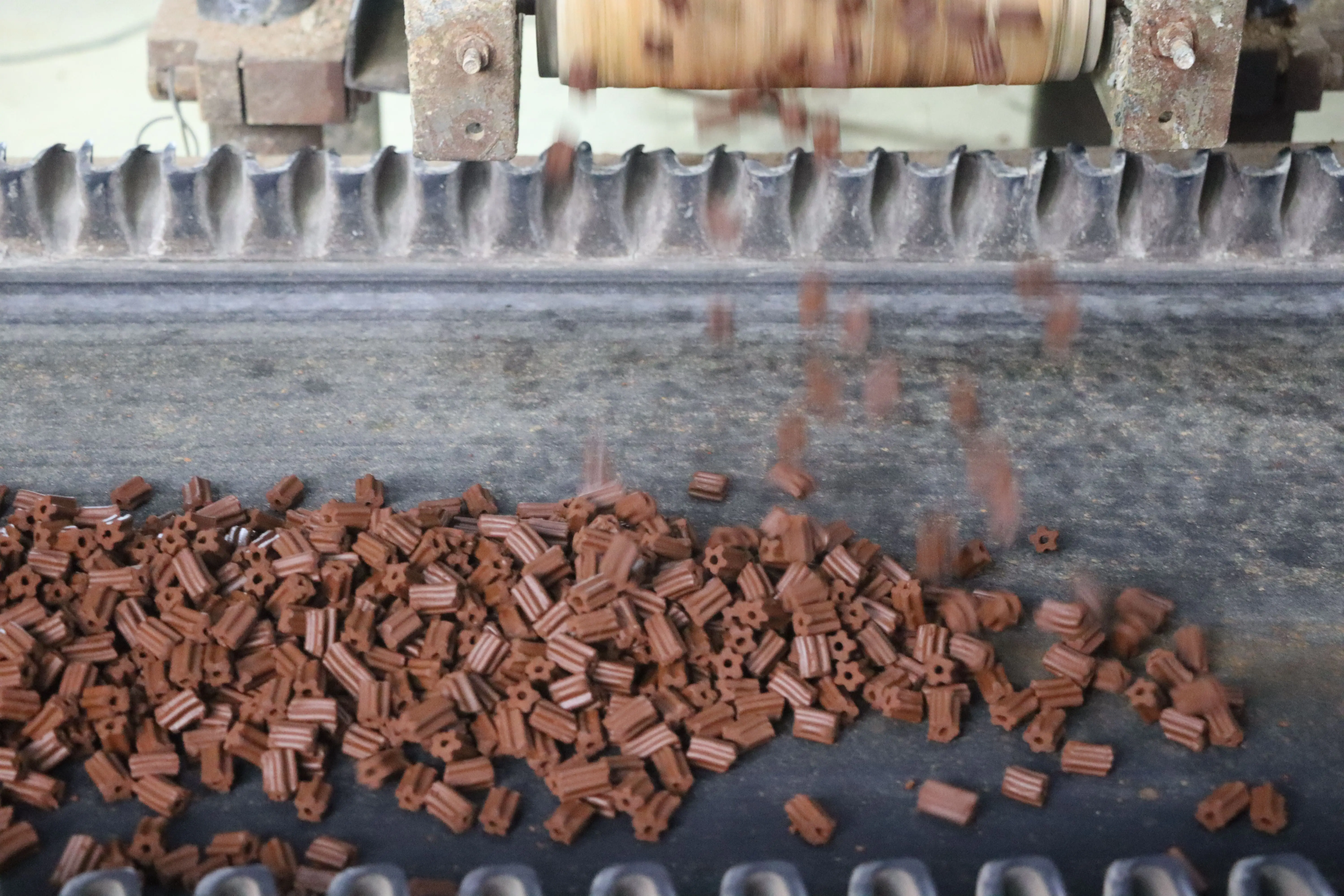 Sell Low Temperature Type high efficiency Sulfuric Acid production reforming Oxidization Catalyst Catalyst Case