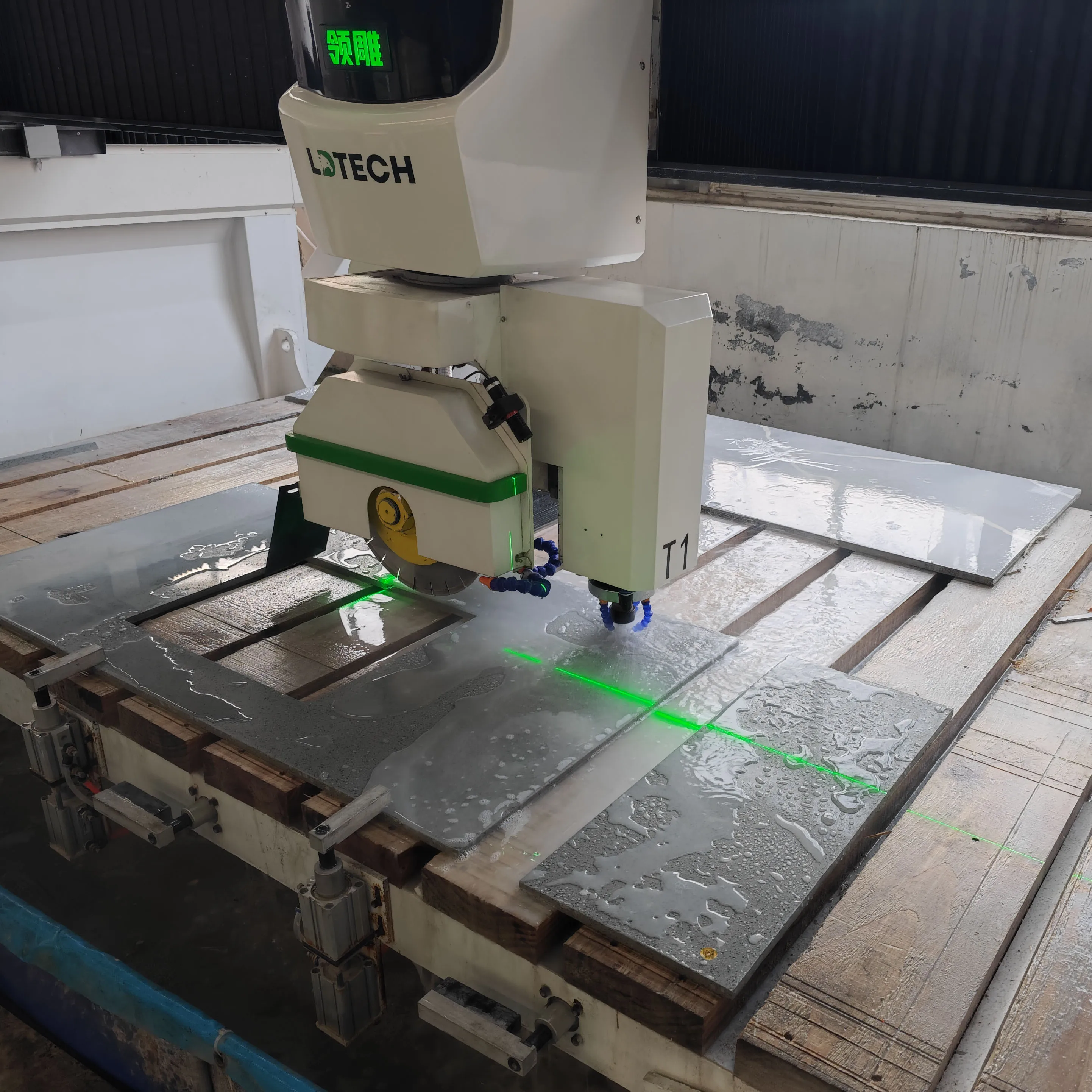 LD-Tech four-axis bridge cutting machine can cut marble and granite. Price is favorable. Welcome to consult