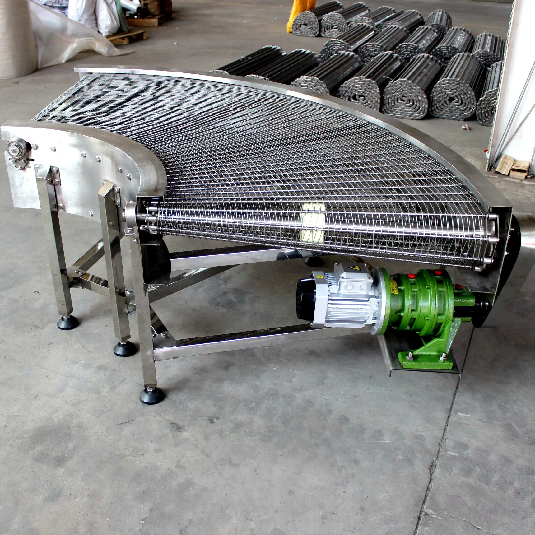 Customized stainless steel wire mesh belt 90 degree turning conveyor