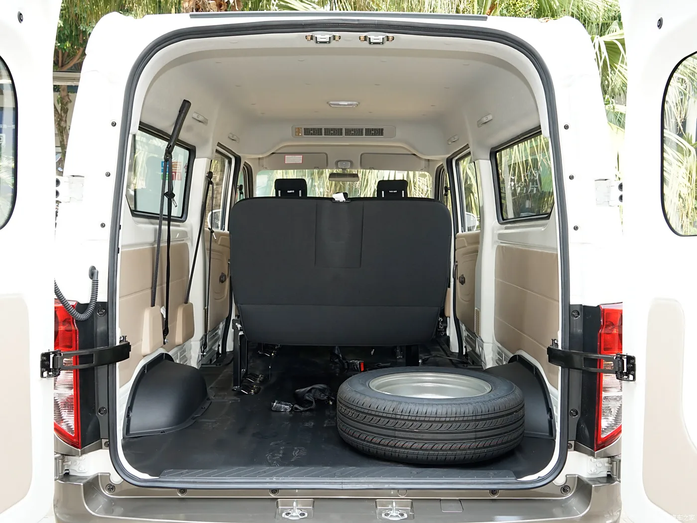 Changan/KYC V5 Gasoline/Petrol passenger van Spacious interior 7 8 9 11 seats passenger vehicle fuel RWD mini van at low price