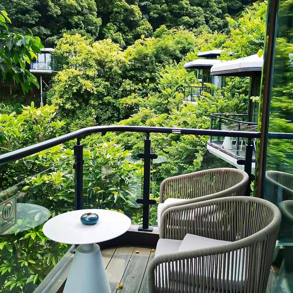 Manufacturer Hot Selling Prefab cabins Rotproof Fireproof Aluminum Material Customized Futuristic houses for Vacations