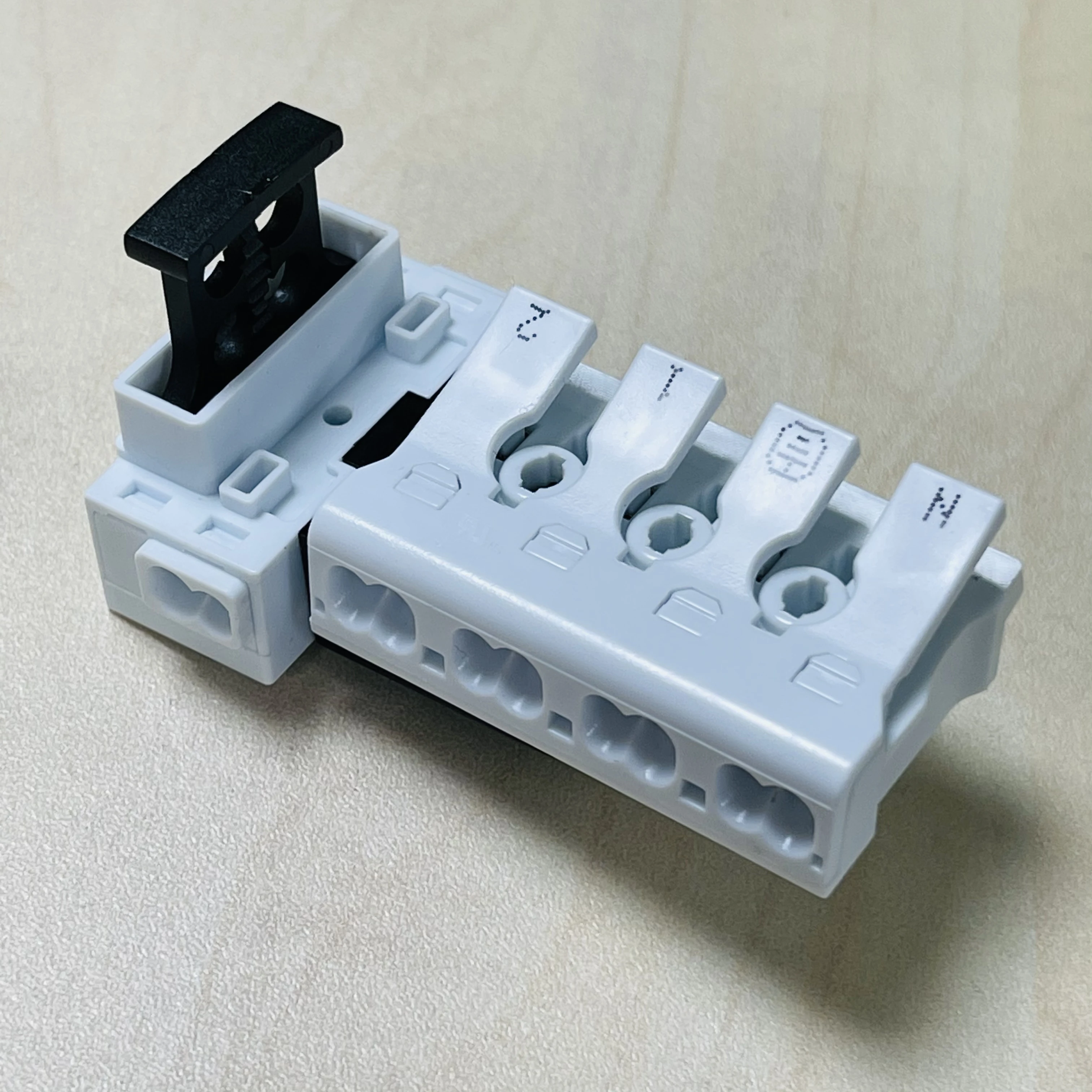 6 Pole fused push wire connector for LED lighting