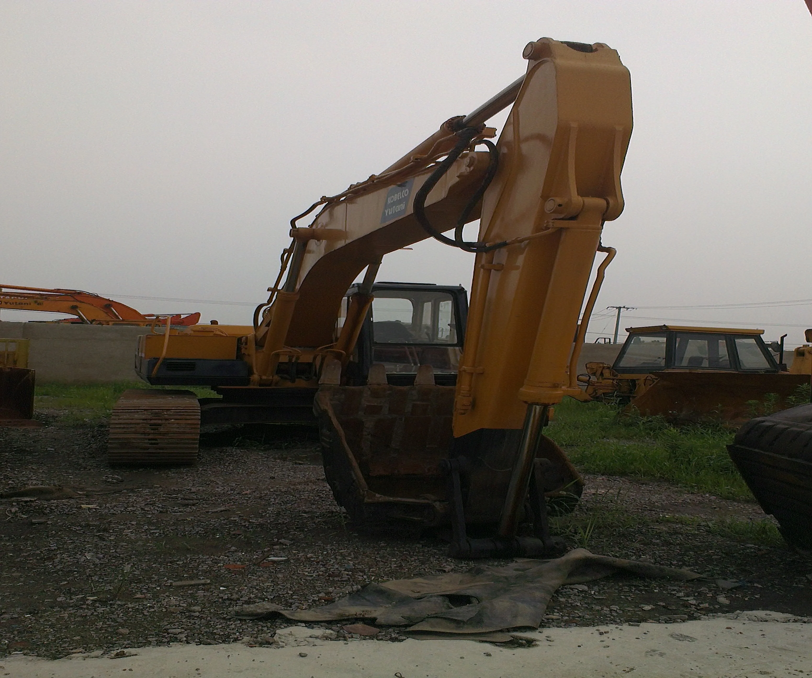 used good price japan Kobelc sk07 ,sk200-3,sk200-5,sk200-6,sk200-7 excavator for sale