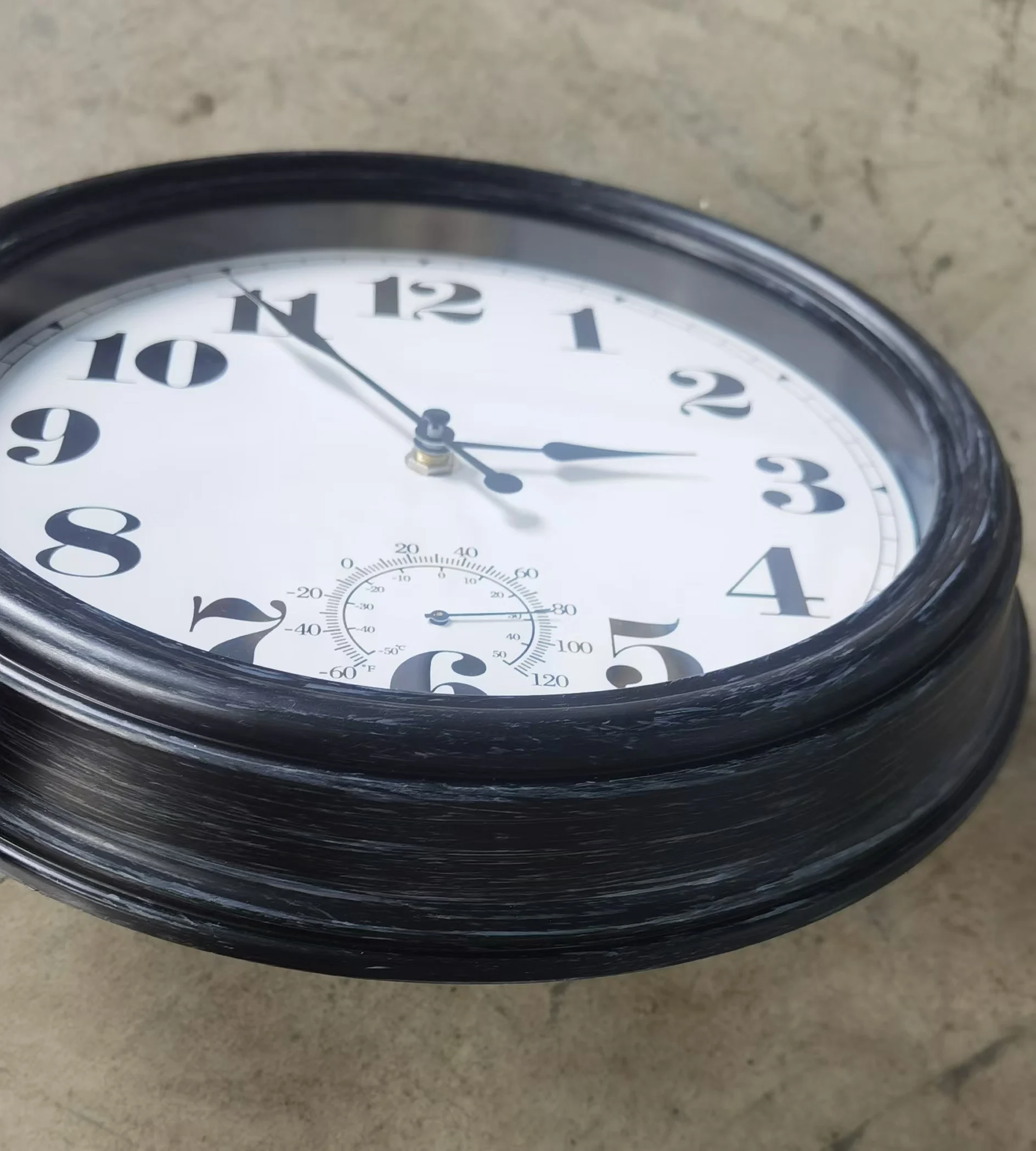 Custom Vintage round Silent Quartz Retro waterproof Wall Clock with Thermometer Outdoor Black Plastic Old CLOCK manufacturer