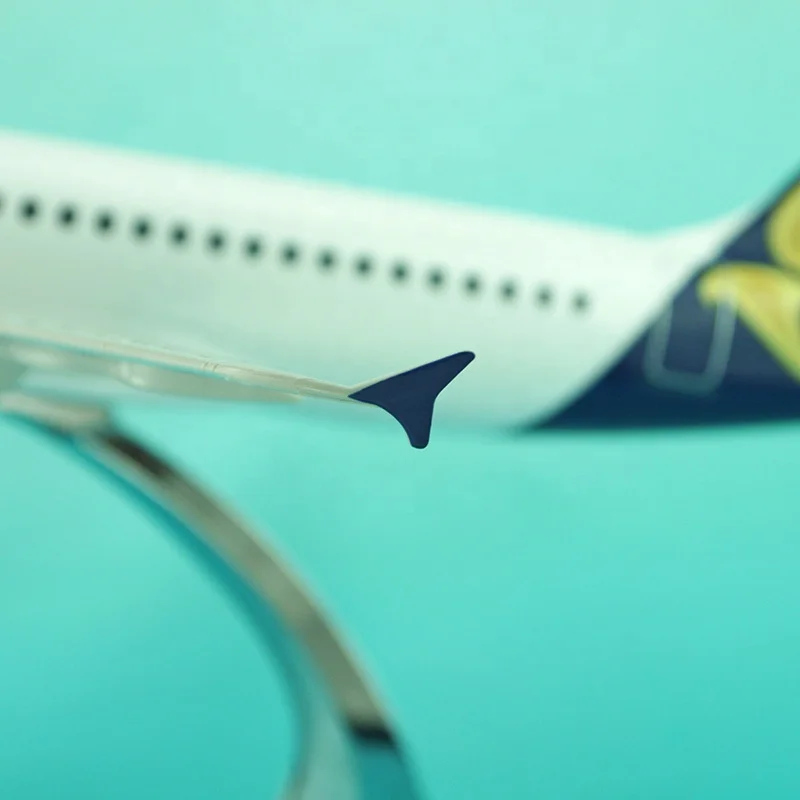Airbus A319 1/100 33 8 см полимерная
