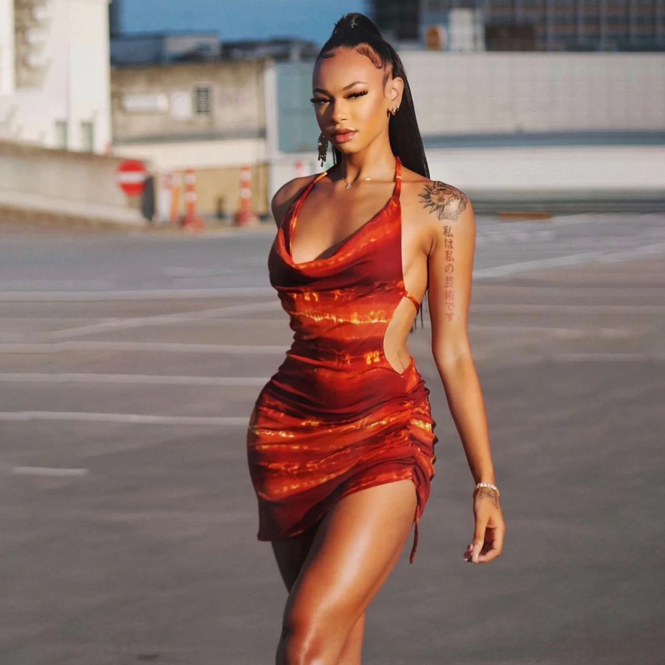 2021 New Arrivals Sexy Lace Up Drawstring Halter Backless Pleated Contrast Bodycon Club Dress