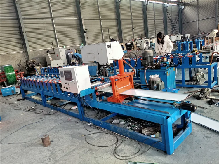 Factory customized metal fence profile automatic baffle plate pressing cold roll forming machine with high speed tracking cutter
