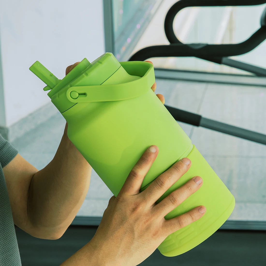 Insulated Growler for Beer 64OZ Large Capacity for Any Adventure with Straw and Leak-Proof Lid Jug Stainless Steel Jug