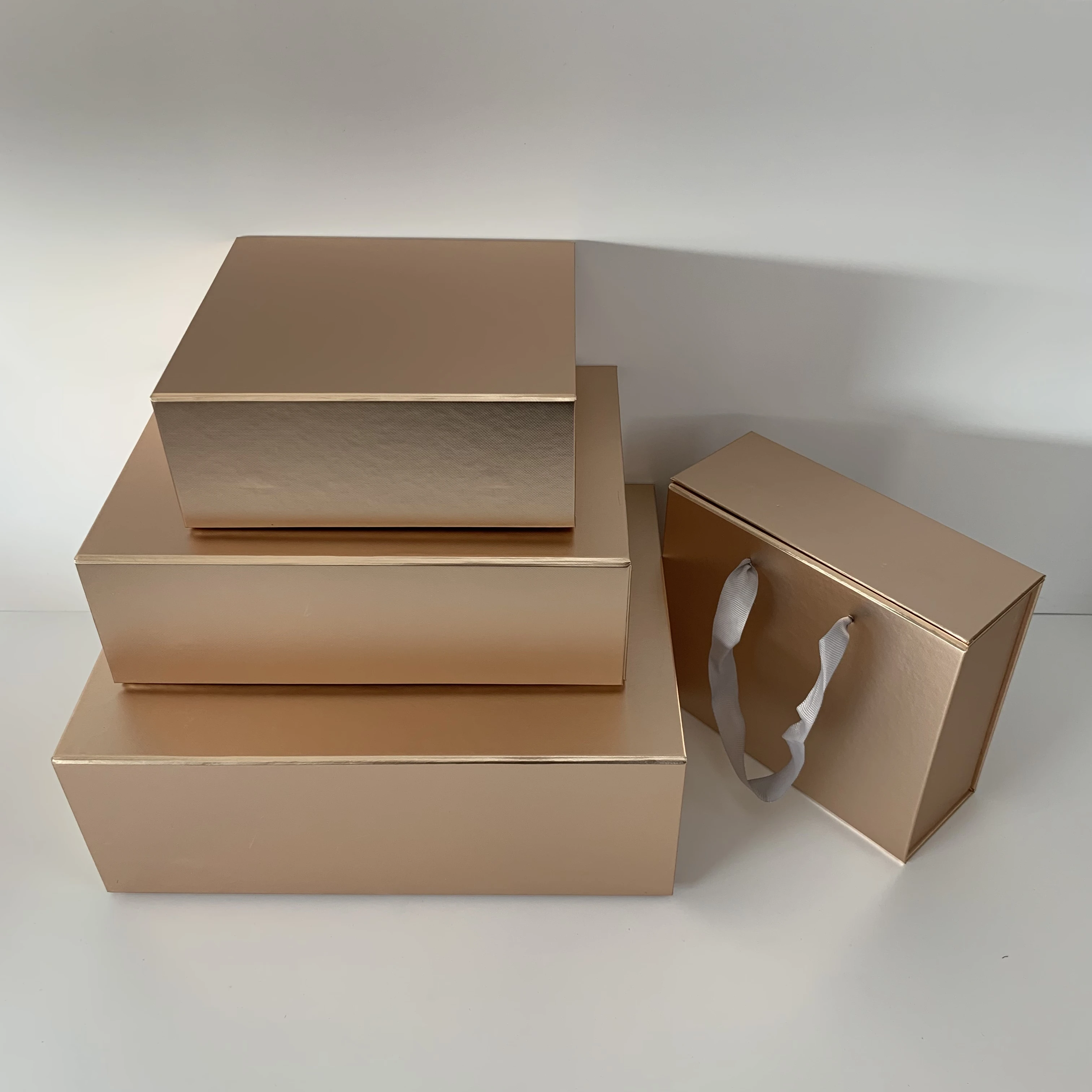 High Quality Luxury Rigid Cardboard Wig Custom Packaging Magnetic Folding Paper Gift Box with Ribbon handle