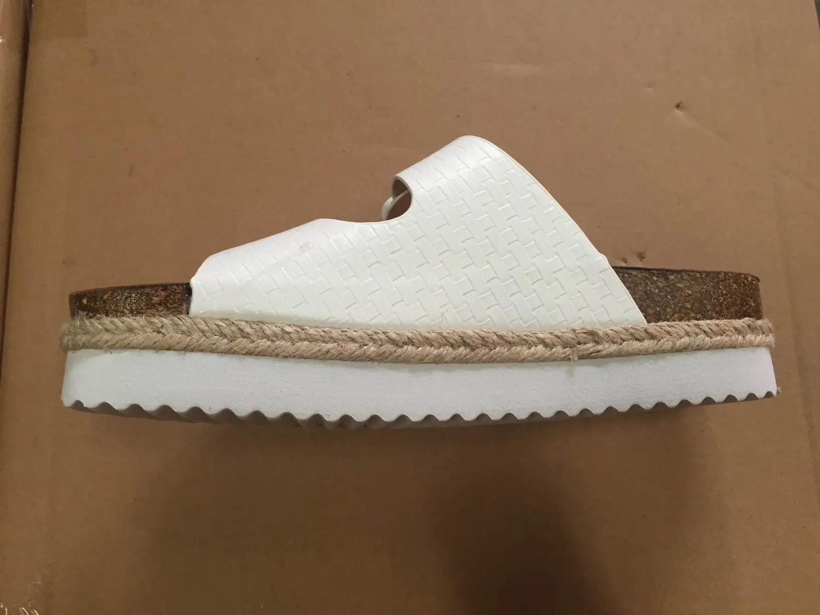 Product inspection and quality control of White slippers in zhejiang