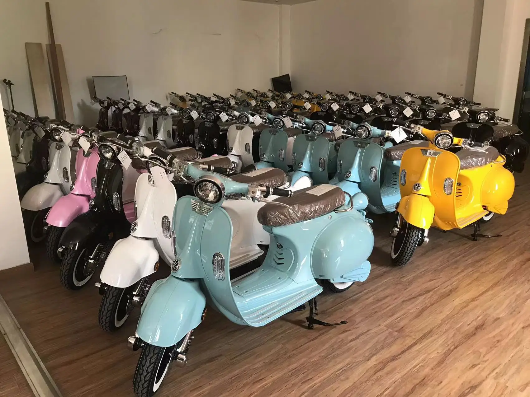New Good Seller Vespa Classical Model 4000w Electric Scooter Motorcycle Lithium Battery