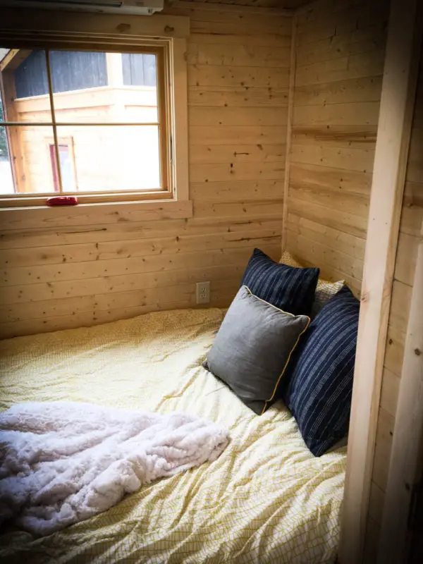 Prefabricated luxury morden design wooden cabin travel tiny house Camping trailer house on wheels