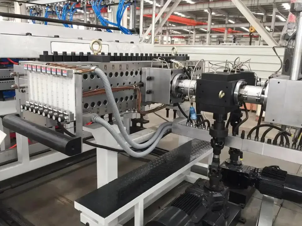 Plastic Reusable Industrial Extruder Machine PP Hollow Building Formwork Production Line