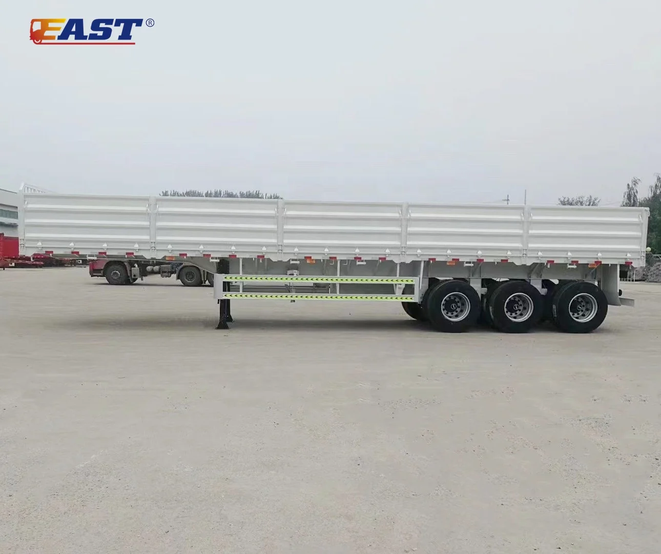 EAST Grain transport trailer with small door on side wall