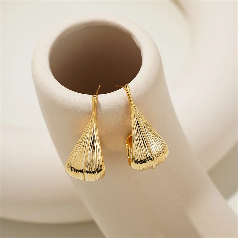 Женские серьги-подвески в форме листа