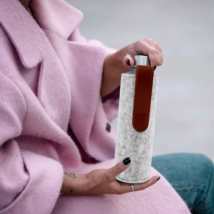 Portable felt water bottle bag High quality felt China factory bottle sleeve carrier with leather water bottle cover