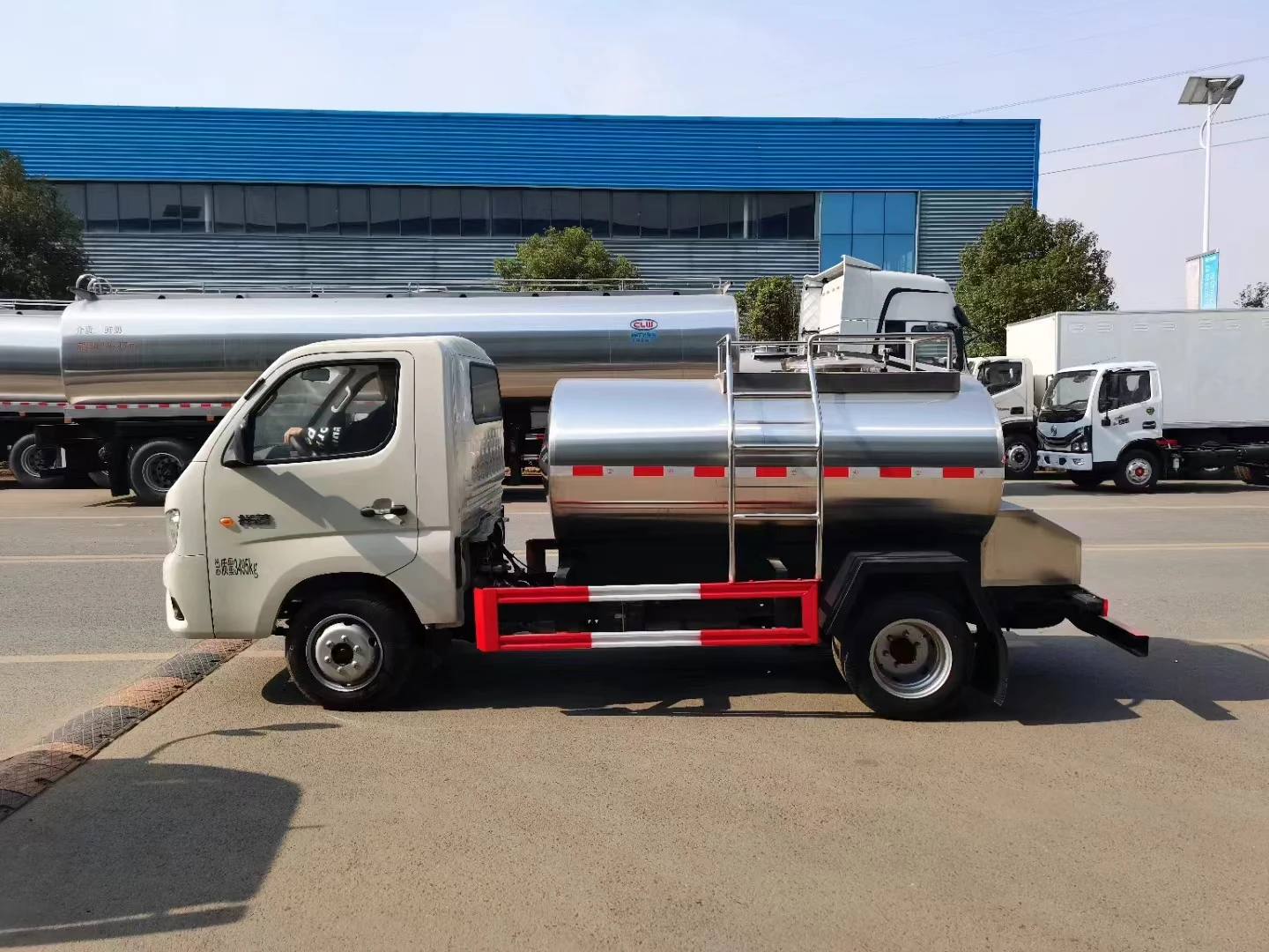 mini 1300liters Stainless steel milk tanker transport truck