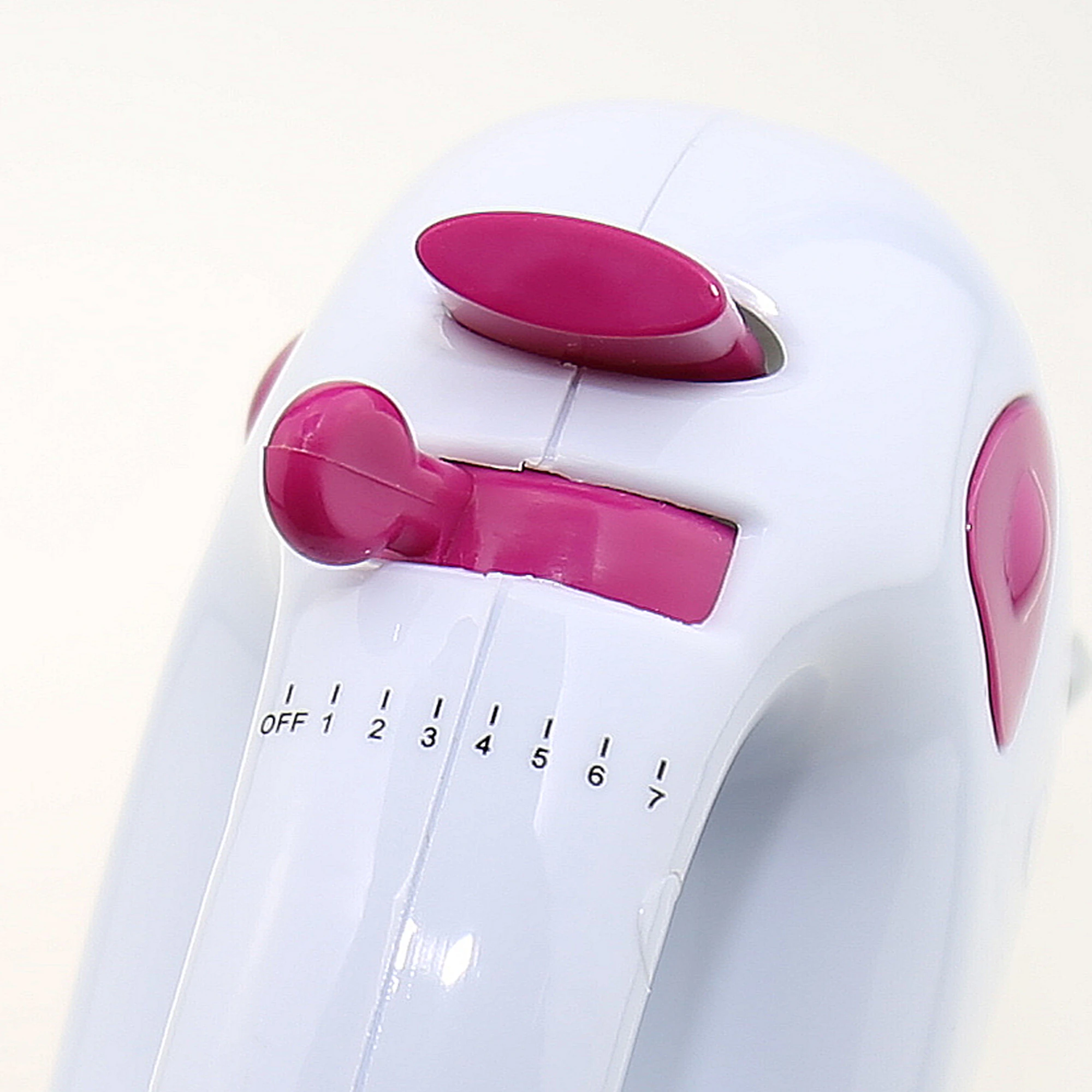 7-скоростной ручной миксер с пластмассовым корпусом