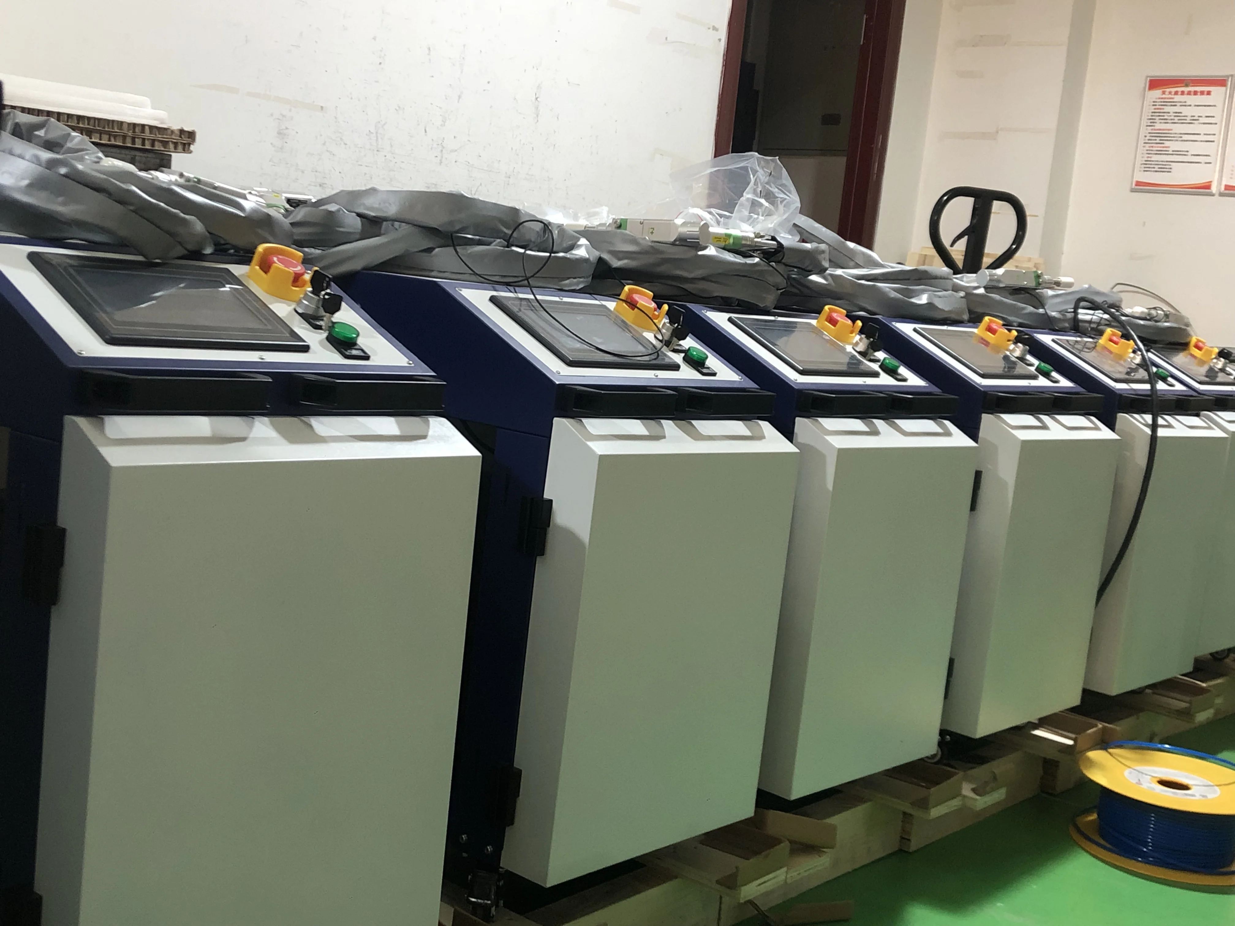 1500W 2000W 3000W 3-in-1 Handheld Automatic Fiber Laser Welder for Metal with Cutting Cleaning Functions Construction Industries