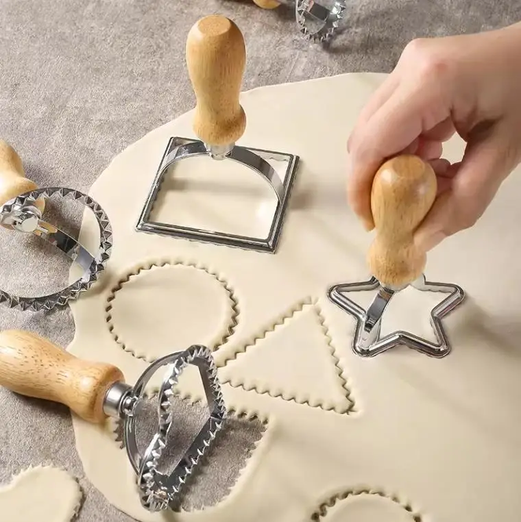 Household circular dumpling machine wheel heart machine model with wooden handle dumpling knife