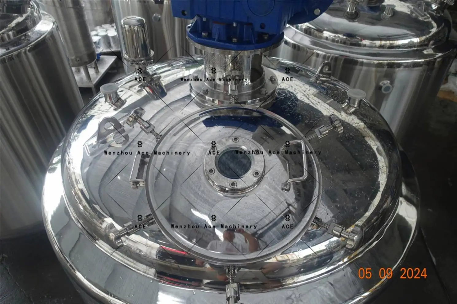 Stainless Steel Vacuum Stirring Mixing Tank With Homogenizer And Emulsifier For Chemical And Lotion Production