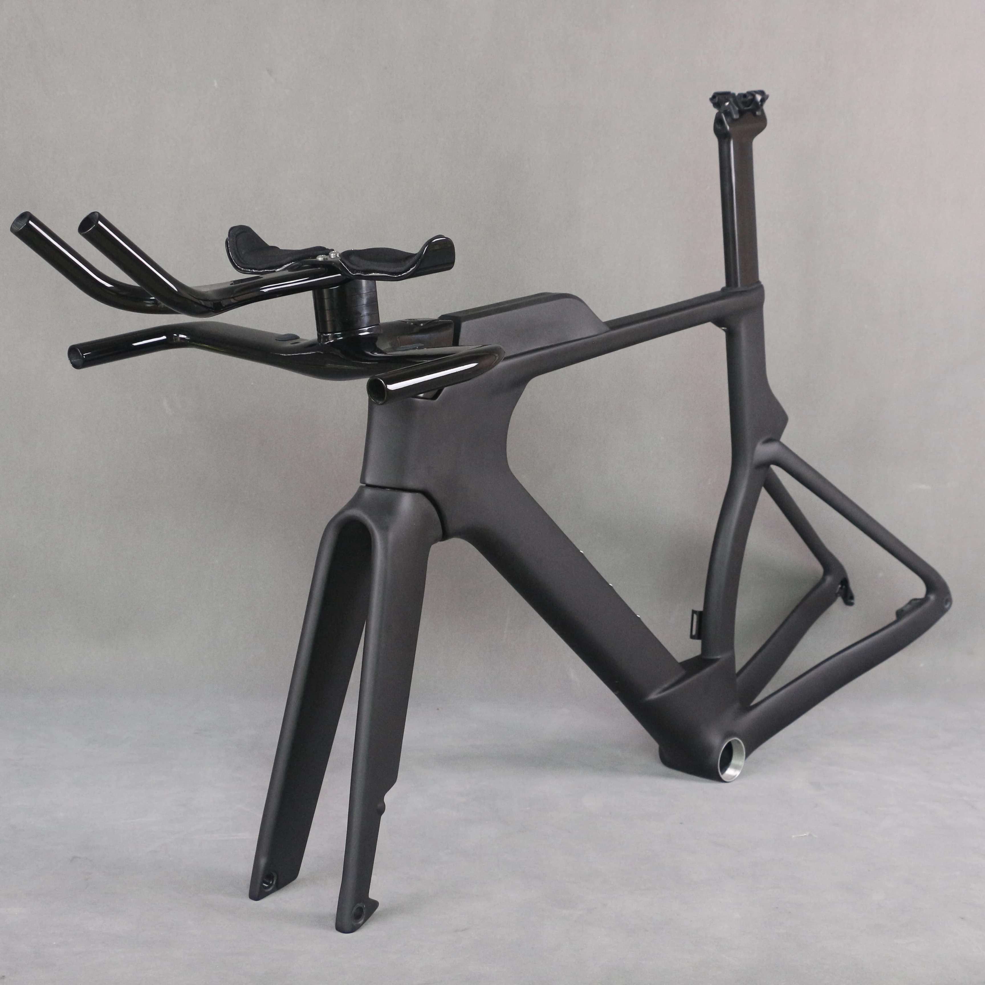 Full Carbon frame TT frame , Disc bike Time Trial Triathlon Bike T47 Thread TT Bicycle Max Tire 700X28C TT913